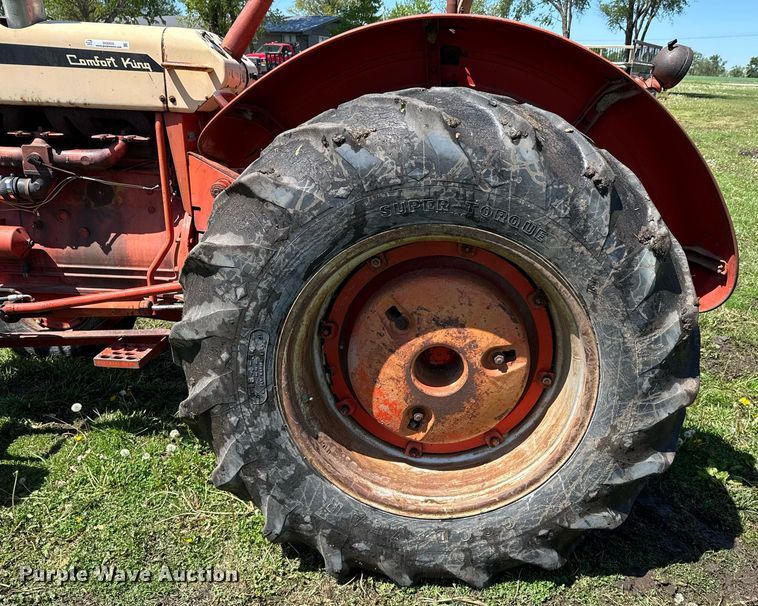 image for item DO0935 1963 Case 930 Comfort King tractor