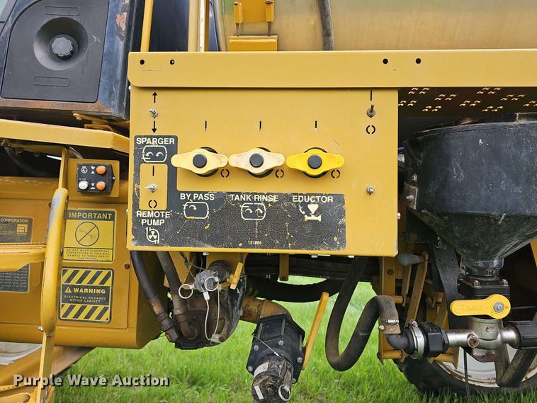 image for item DO7929 2005 RoGator 1074 sprayer