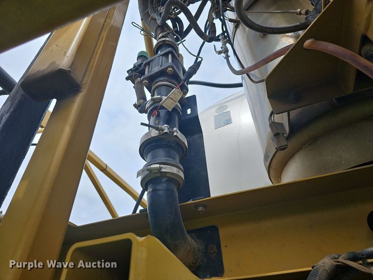 image for item DO7929 2005 RoGator 1074 sprayer