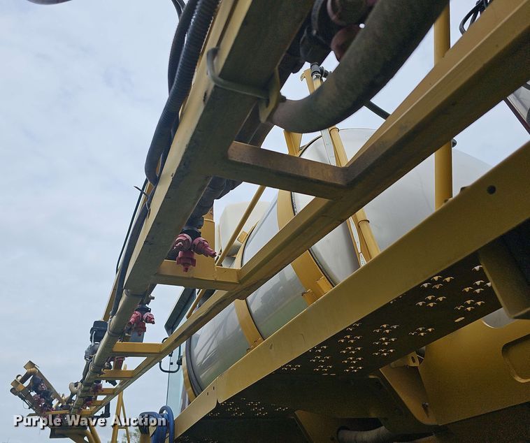 image for item DO7929 2005 RoGator 1074 sprayer