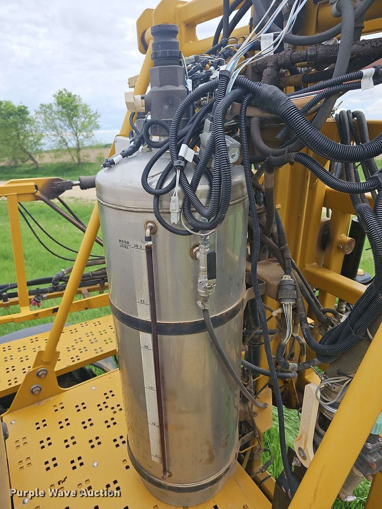 image for item DO7929 2005 RoGator 1074 sprayer