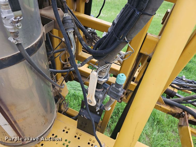 image for item DO7929 2005 RoGator 1074 sprayer