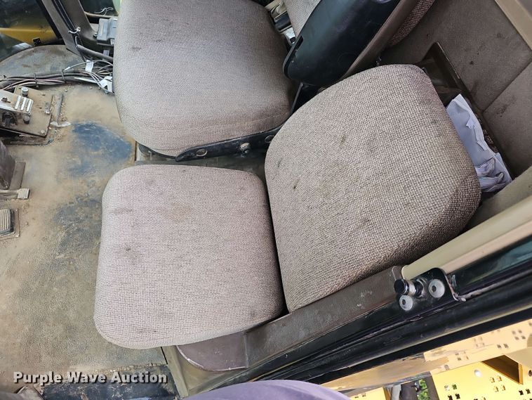 image for item DO7929 2005 RoGator 1074 sprayer