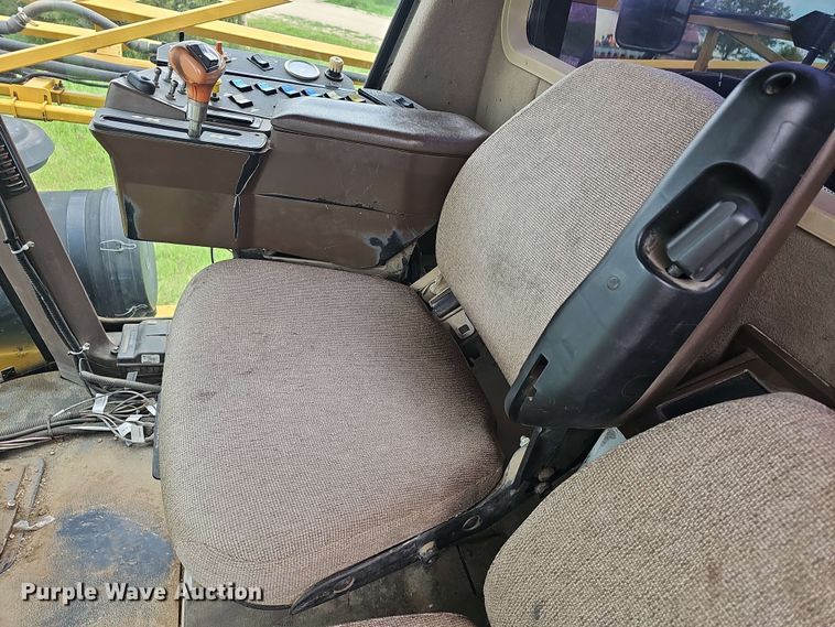 image for item DO7929 2005 RoGator 1074 sprayer