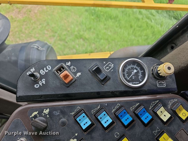 image for item DO7929 2005 RoGator 1074 sprayer