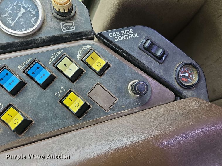 image for item DO7929 2005 RoGator 1074 sprayer