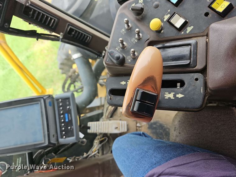 image for item DO7929 2005 RoGator 1074 sprayer