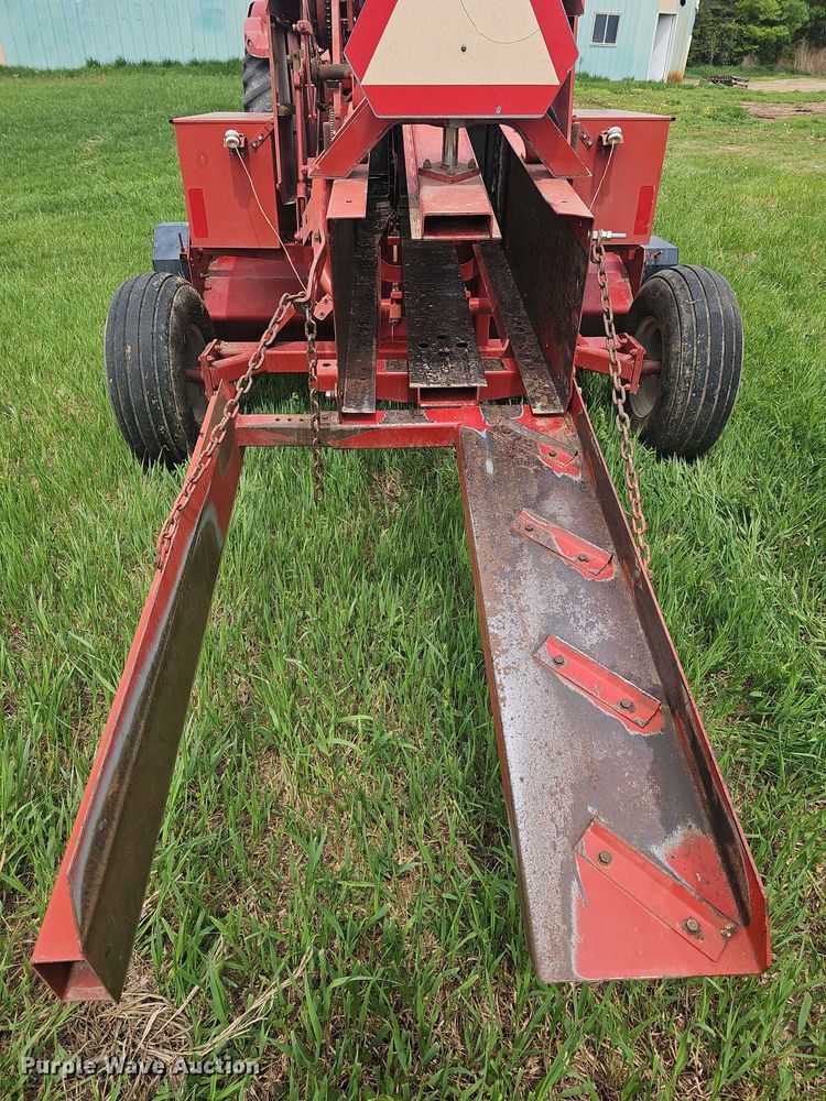 image for item DO7930 1988 Case IH 8530A12 small square baler