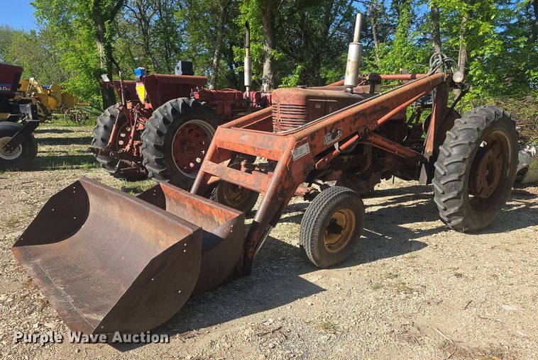 image for item DO7947 1948 International Harvester Farmall M tractor