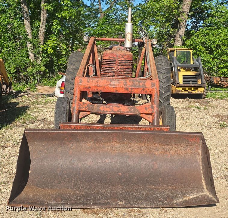 image for item DO7947 1948 International Harvester Farmall M tractor