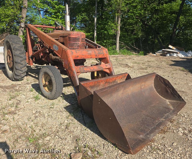 image for item DO7947 1948 International Harvester Farmall M tractor