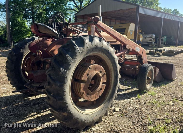 image for item DO7947 1948 International Harvester Farmall M tractor