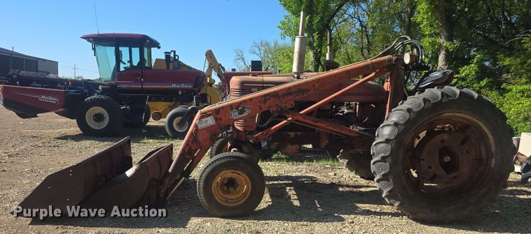 image for item DO7947 1948 International Harvester Farmall M tractor