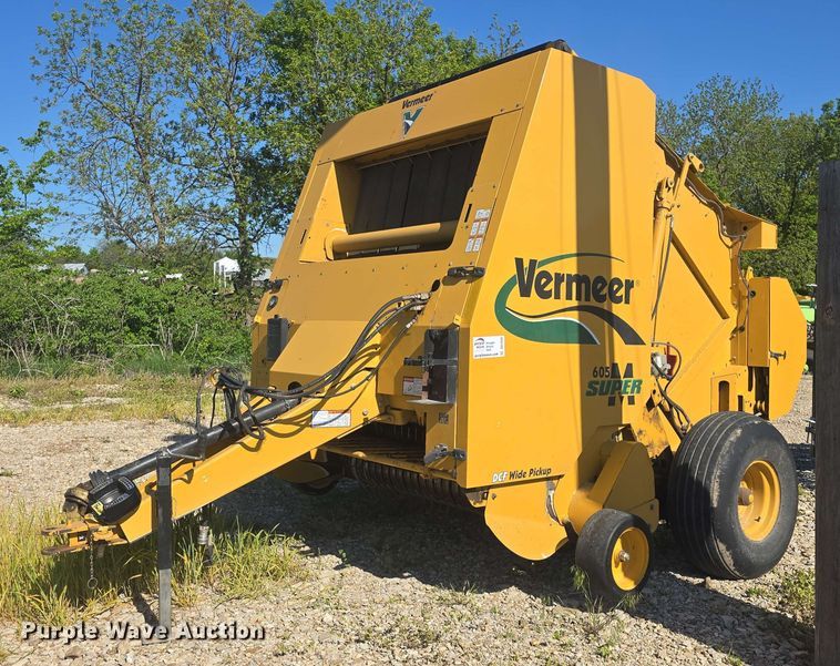 image for item DO7948 2014 Vermeer 605 Super M round baler