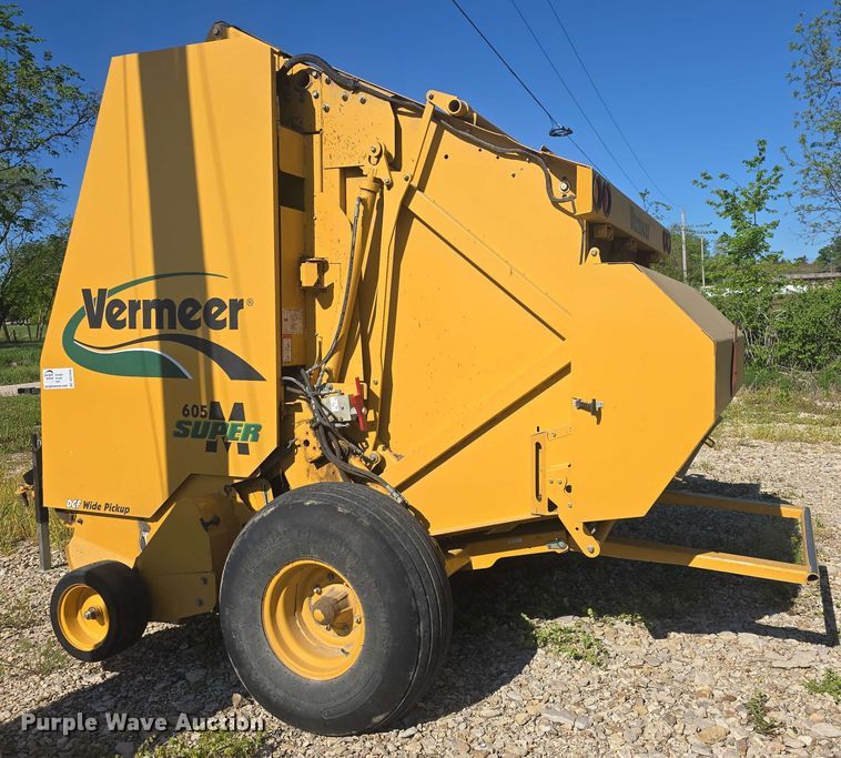 image for item DO7948 2014 Vermeer 605 Super M round baler