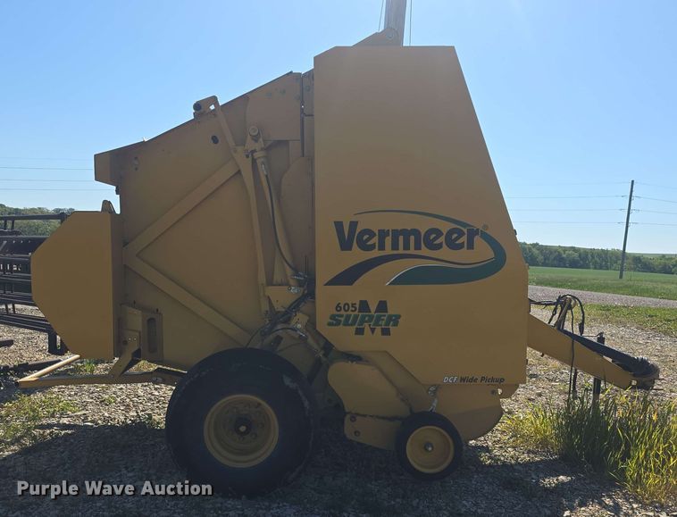 image for item DO7948 2014 Vermeer 605 Super M round baler
