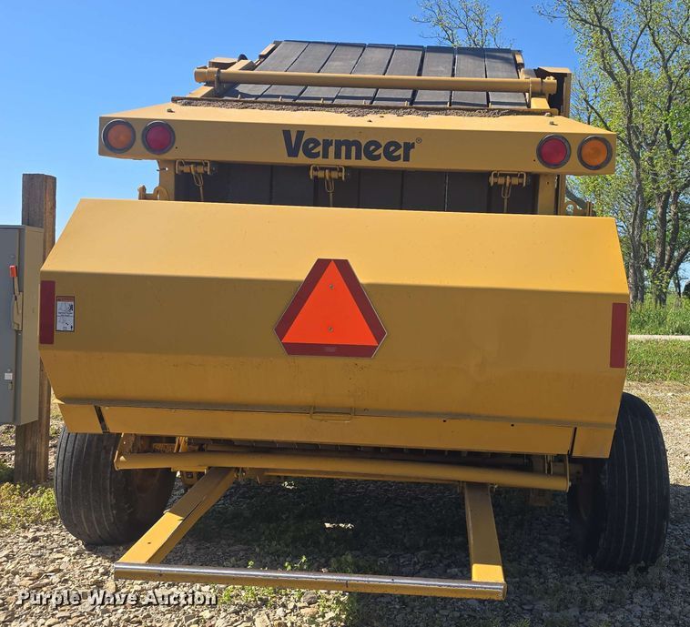 image for item DO7948 2014 Vermeer 605 Super M round baler