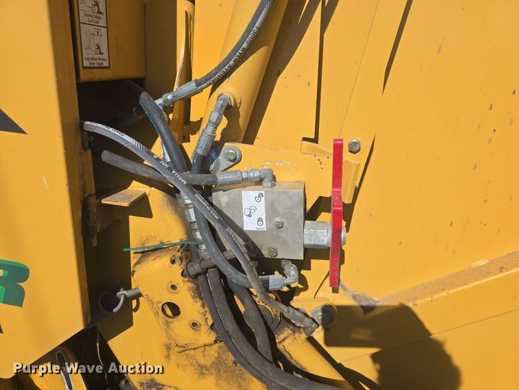 image for item DO7948 2014 Vermeer 605 Super M round baler