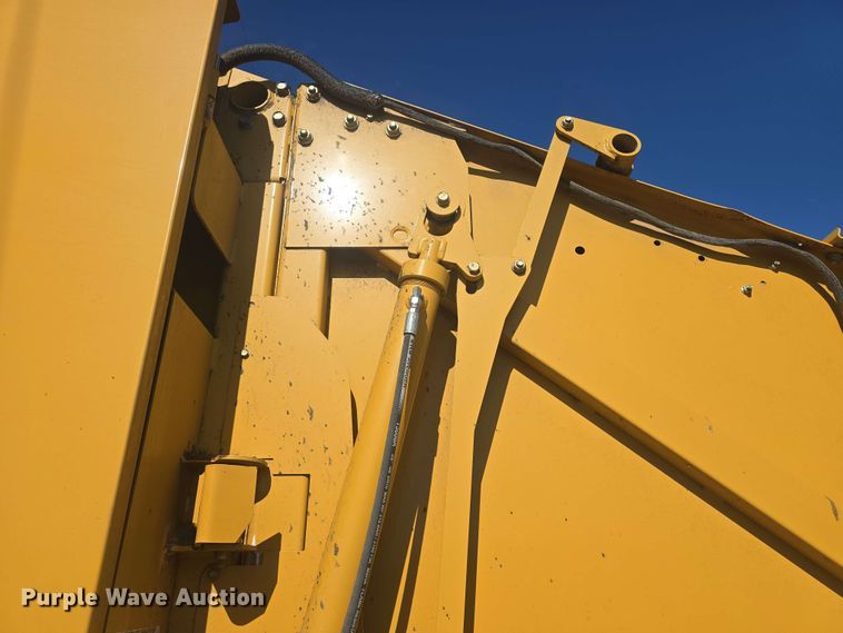 image for item DO7948 2014 Vermeer 605 Super M round baler