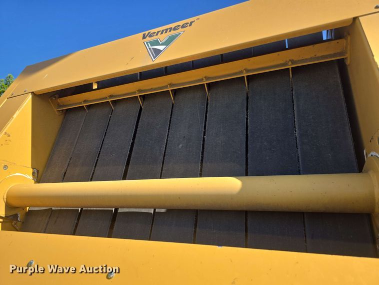 image for item DO7948 2014 Vermeer 605 Super M round baler