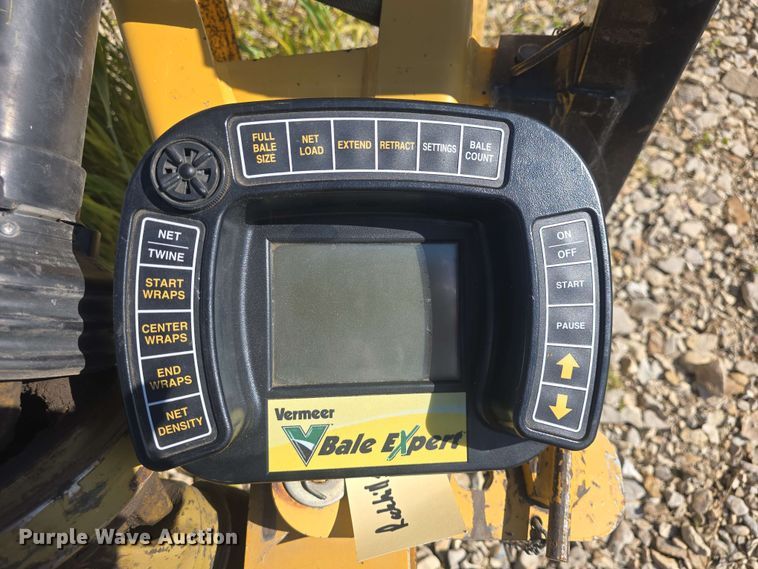 image for item DO7948 2014 Vermeer 605 Super M round baler