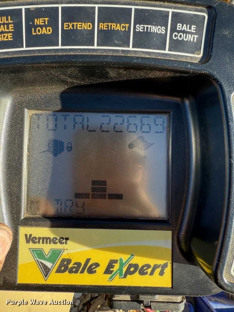 image for item DO7948 2014 Vermeer 605 Super M round baler