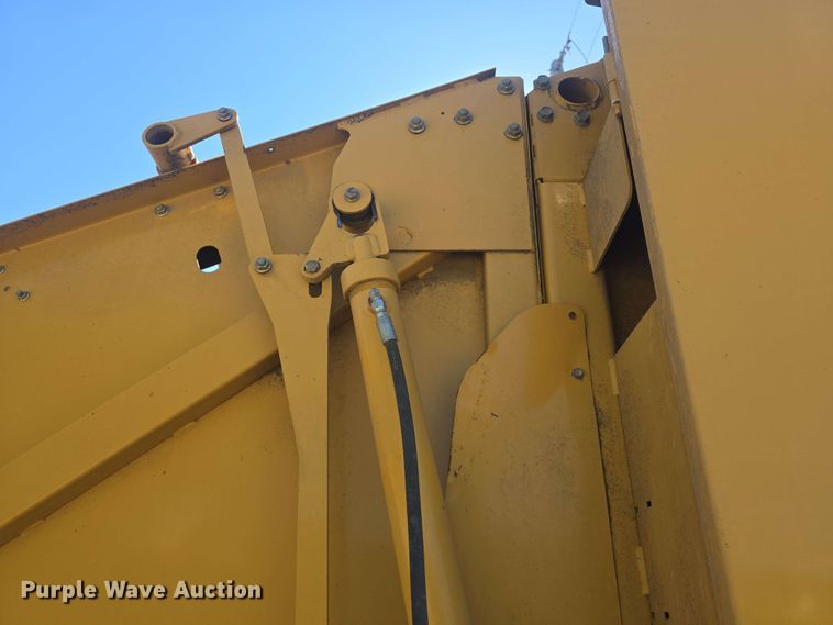 image for item DO7948 2014 Vermeer 605 Super M round baler