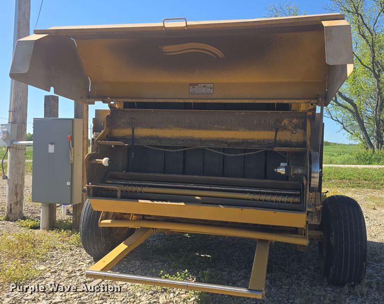 image for item DO7948 2014 Vermeer 605 Super M round baler