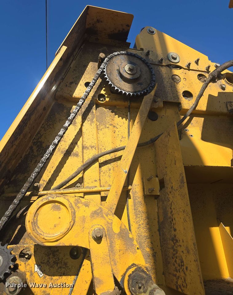 image for item DO7948 2014 Vermeer 605 Super M round baler