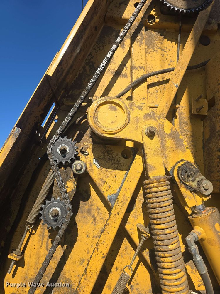 image for item DO7948 2014 Vermeer 605 Super M round baler