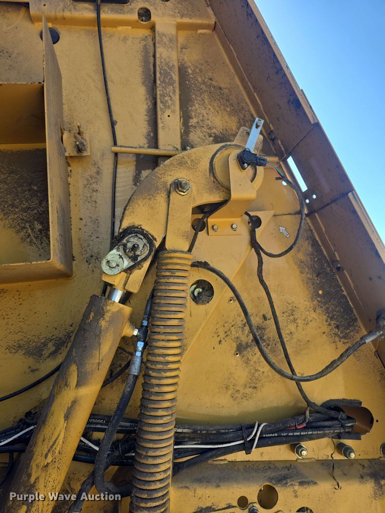 image for item DO7948 2014 Vermeer 605 Super M round baler