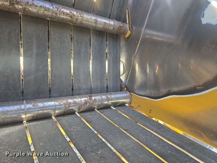 image for item DO7948 2014 Vermeer 605 Super M round baler