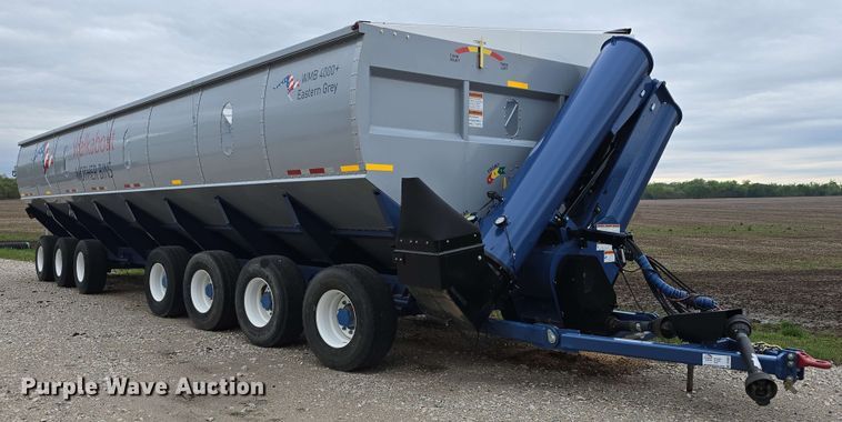 image for item DT6830 2022 Walkabout Mother Bins WMB 4000+ Eastern Grey grain cart