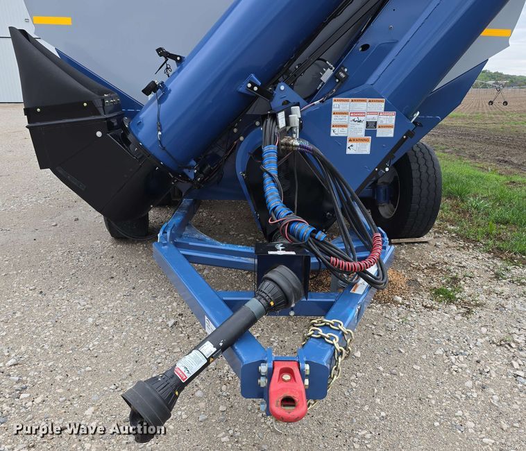 image for item DT6830 2022 Walkabout Mother Bins WMB 4000+ Eastern Grey grain cart