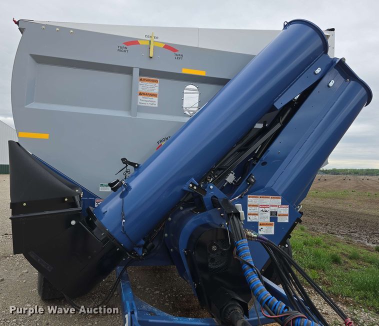 image for item DT6830 2022 Walkabout Mother Bins WMB 4000+ Eastern Grey grain cart