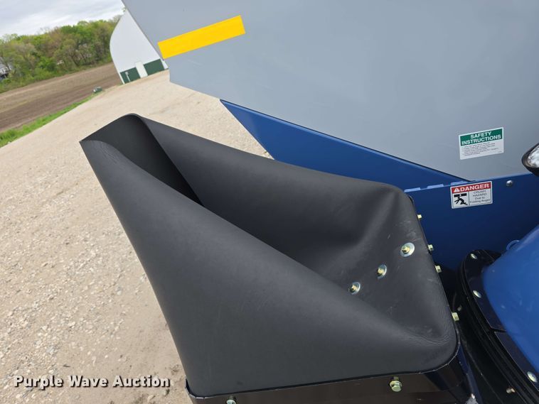 image for item DT6830 2022 Walkabout Mother Bins WMB 4000+ Eastern Grey grain cart