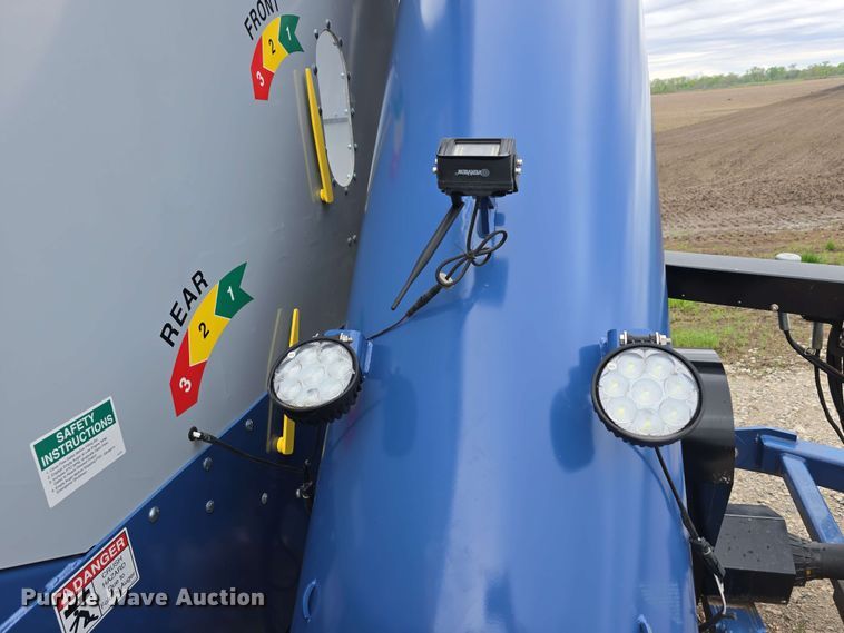 image for item DT6830 2022 Walkabout Mother Bins WMB 4000+ Eastern Grey grain cart