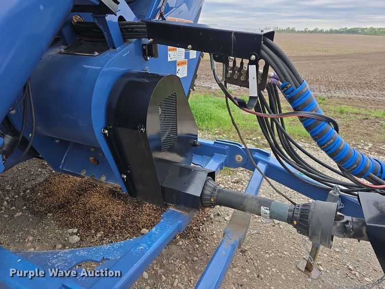 image for item DT6830 2022 Walkabout Mother Bins WMB 4000+ Eastern Grey grain cart