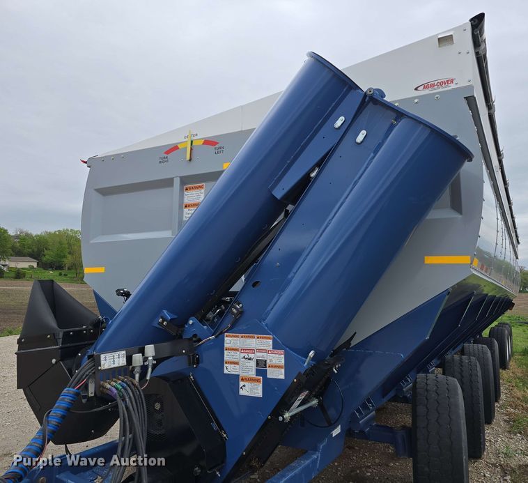 image for item DT6830 2022 Walkabout Mother Bins WMB 4000+ Eastern Grey grain cart