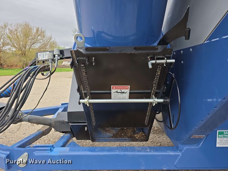 image for item DT6830 2022 Walkabout Mother Bins WMB 4000+ Eastern Grey grain cart