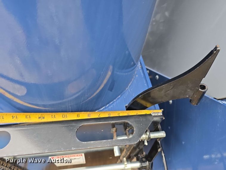 image for item DT6830 2022 Walkabout Mother Bins WMB 4000+ Eastern Grey grain cart