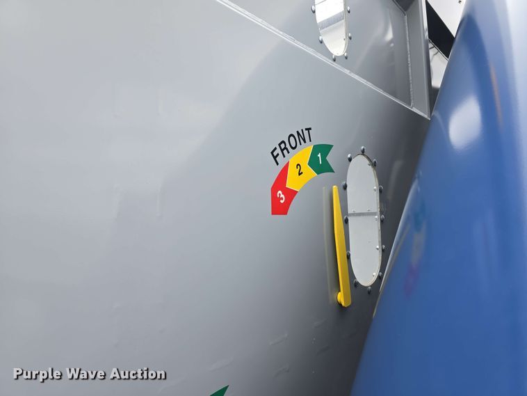 image for item DT6830 2022 Walkabout Mother Bins WMB 4000+ Eastern Grey grain cart