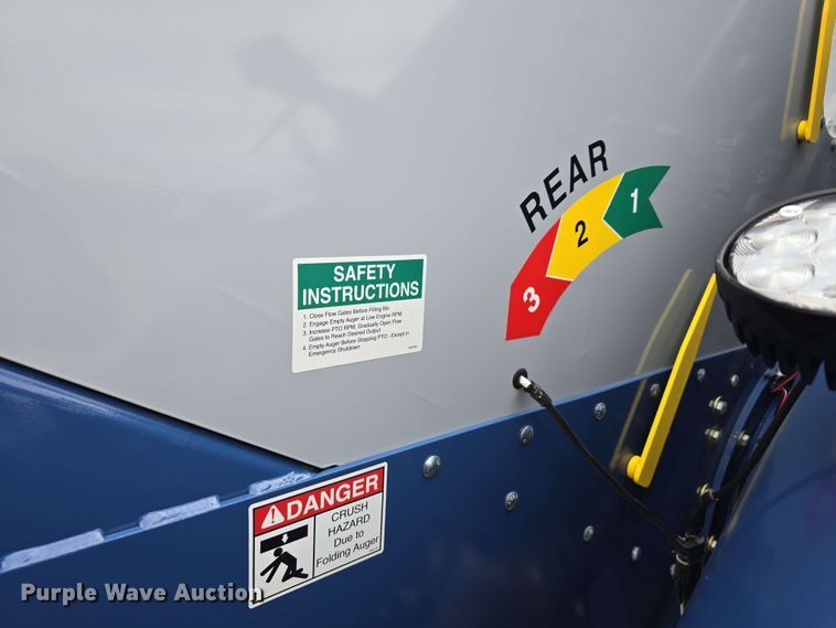 image for item DT6830 2022 Walkabout Mother Bins WMB 4000+ Eastern Grey grain cart