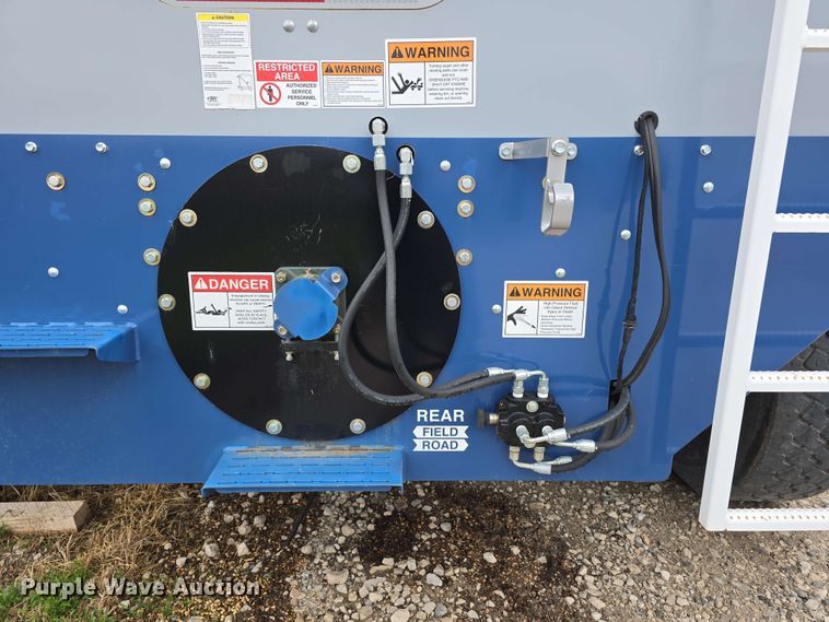 image for item DT6830 2022 Walkabout Mother Bins WMB 4000+ Eastern Grey grain cart