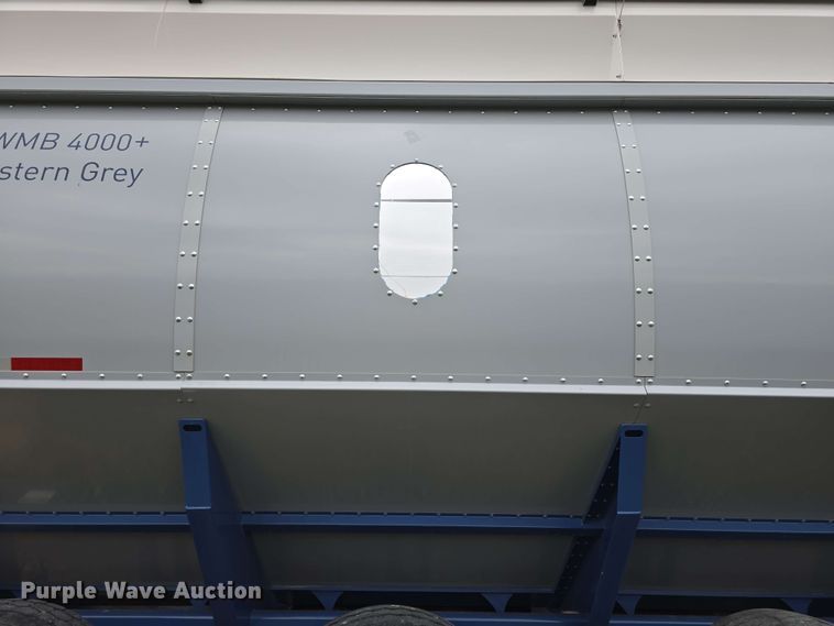 image for item DT6830 2022 Walkabout Mother Bins WMB 4000+ Eastern Grey grain cart