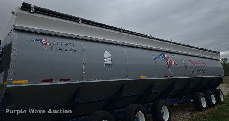 image for item DT6830 2022 Walkabout Mother Bins WMB 4000+ Eastern Grey grain cart