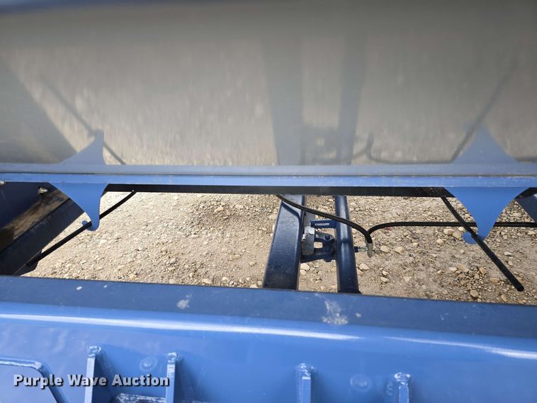 image for item DT6830 2022 Walkabout Mother Bins WMB 4000+ Eastern Grey grain cart