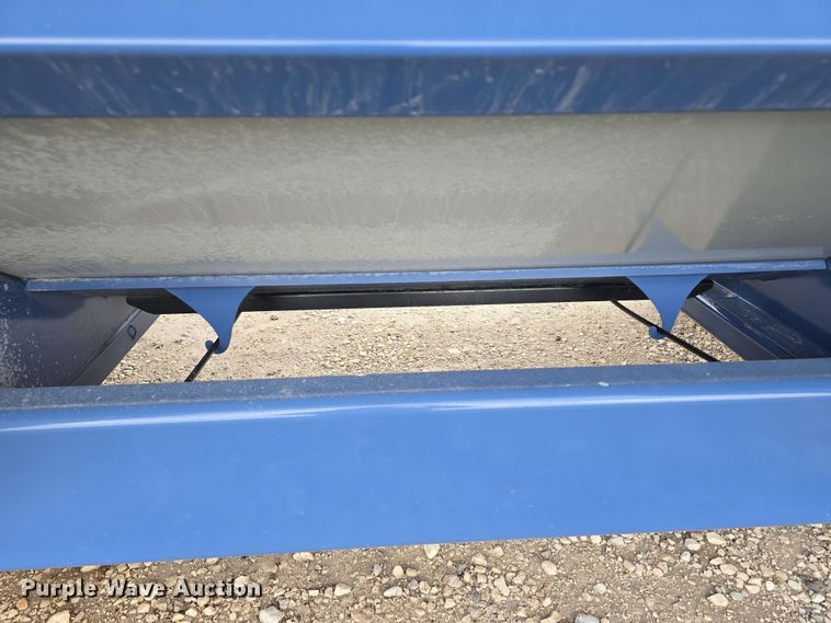 image for item DT6830 2022 Walkabout Mother Bins WMB 4000+ Eastern Grey grain cart