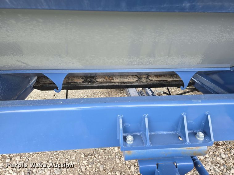 image for item DT6830 2022 Walkabout Mother Bins WMB 4000+ Eastern Grey grain cart