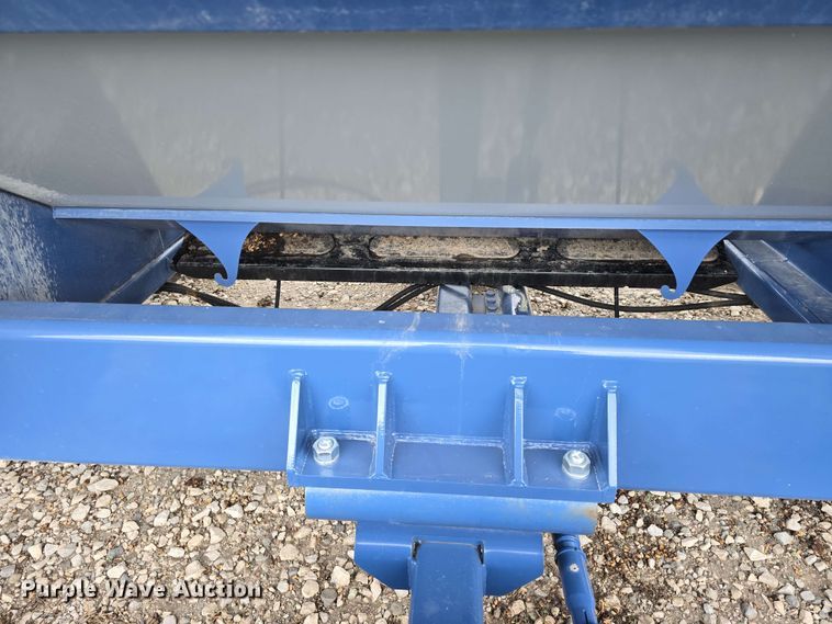 image for item DT6830 2022 Walkabout Mother Bins WMB 4000+ Eastern Grey grain cart